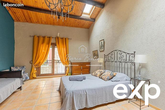 Maison - 238 m² - 9 pièces