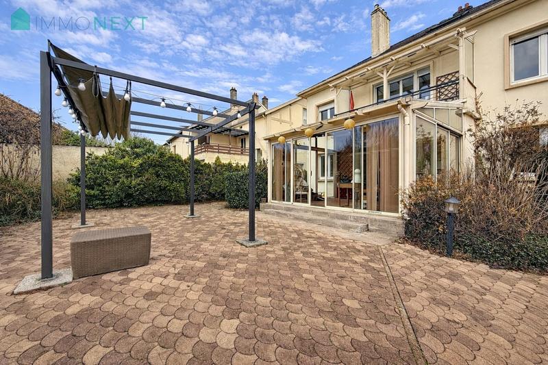 Maison - 213 m² - 9 pièces