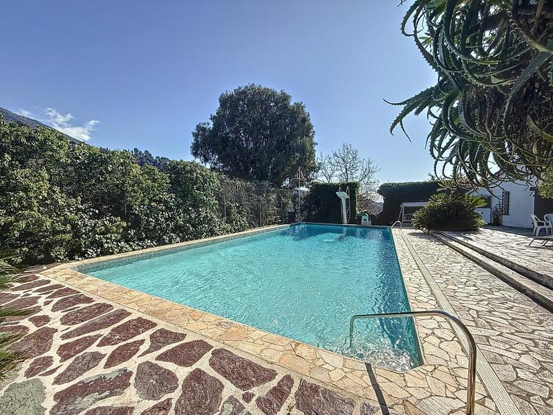 Propriété - 650 m² - 14 pièces