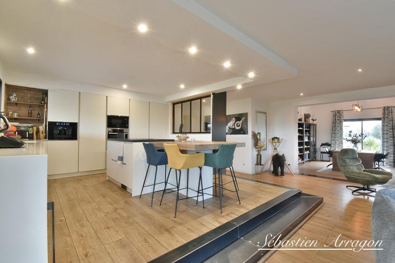 Maison - 205 m² - 6 pièces