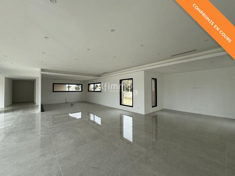 Propriété - 250 m² - 8 pièces