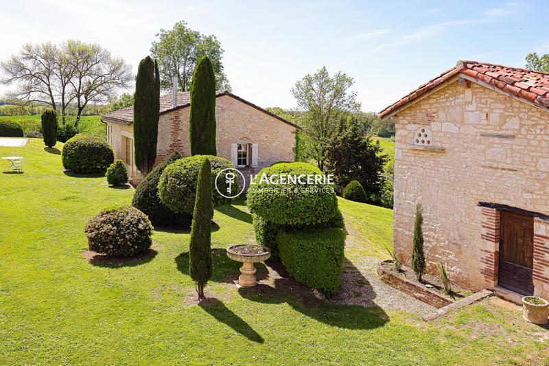 Maison - 360 m² - 12 pièces