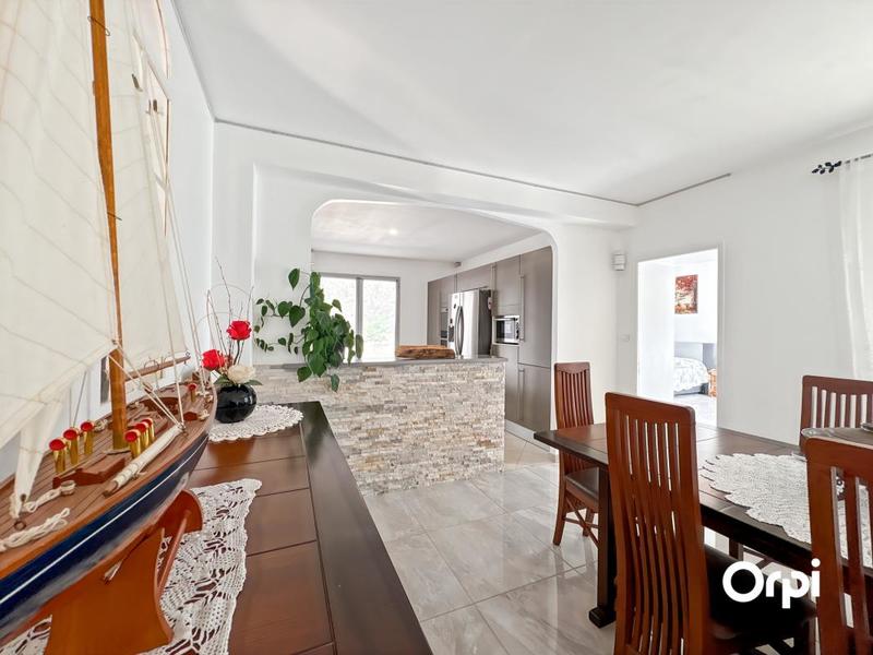 Maison - 211 m² - 6 pièces