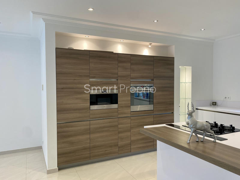 Propriété - 250 m² - 6 pièces