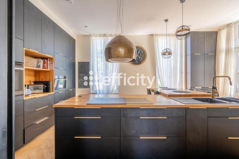 Maison - 330 m² - 9 pièces