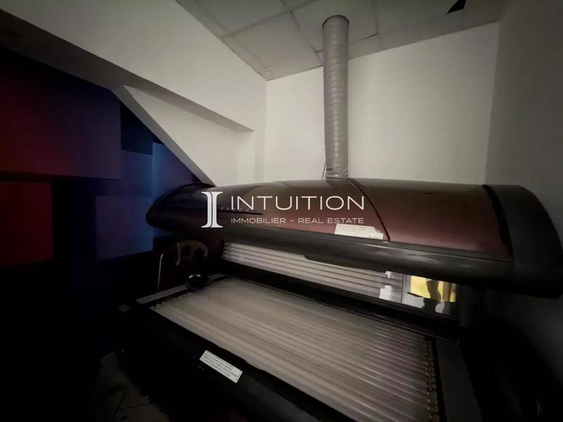 Local commercial - 82 m² - 8 pièces