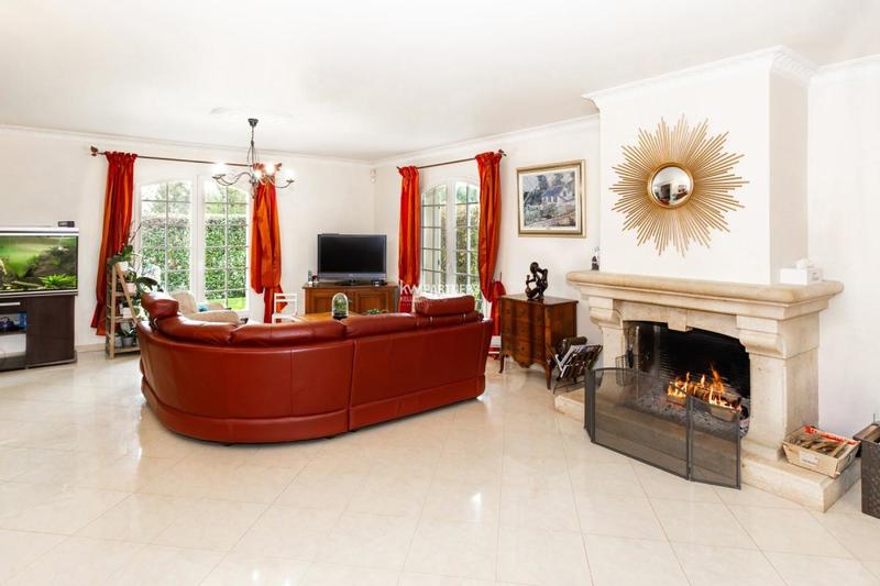 Maison - 230 m² - 8 pièces