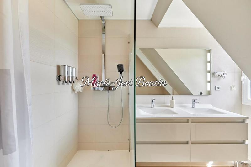 Maison - 230 m² - 7 pièces