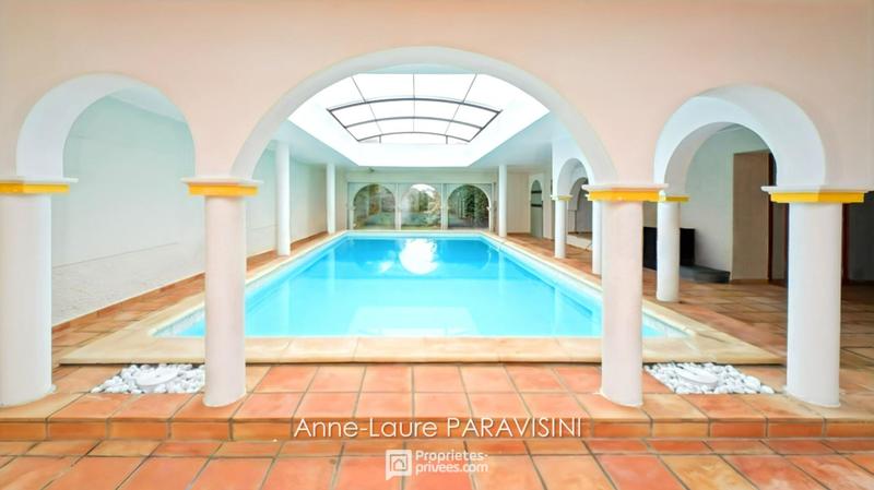 Maison - 270 m² - 10 pièces