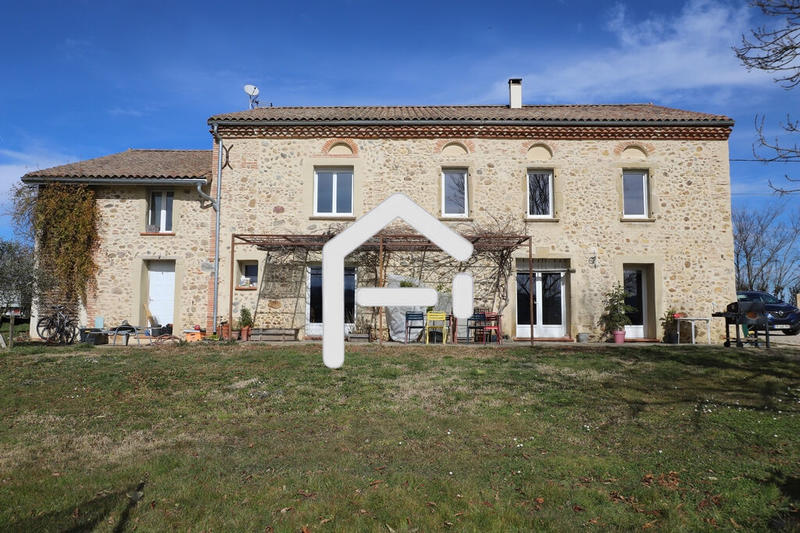 Maison - 239 m² - 7 pièces