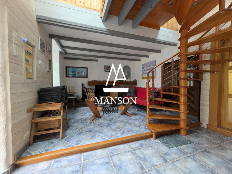 Maison traditionnelle - 386 m² - 10 pièces