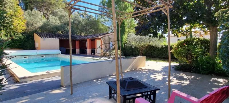 Villa - 215 m² - 8 pièces