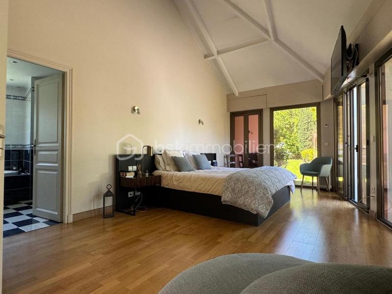 Demeure - 324 m² - 8 pièces