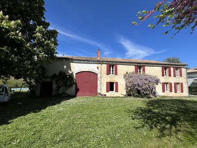 Maison traditionnelle - 280 m² - 8 pièces