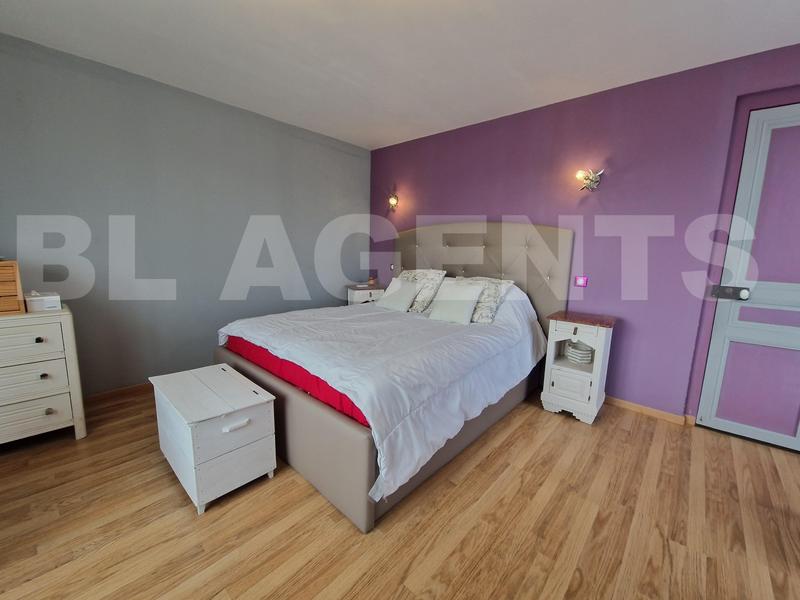 Maison - 220 m² - 8 pièces