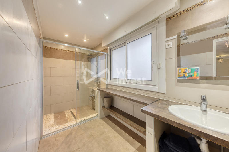 Maison traditionnelle - 237 m² - 10 pièces