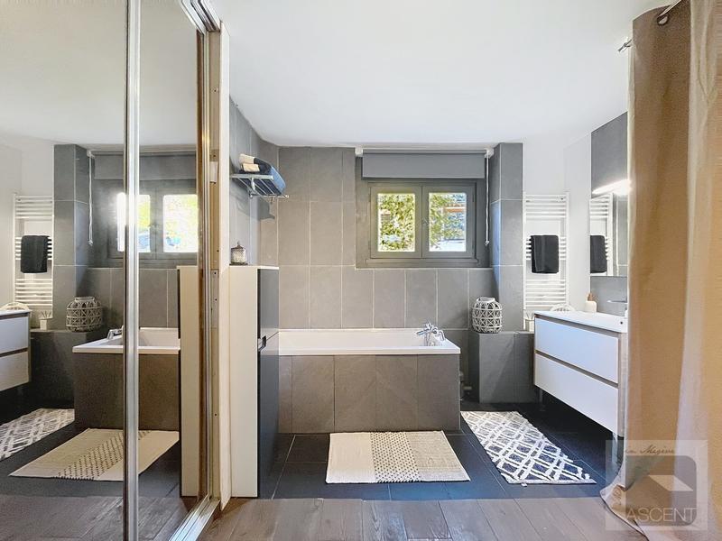 Maison - 246 m² - 6 pièces