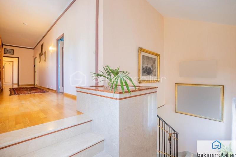 Maison - 320 m² - 10 pièces