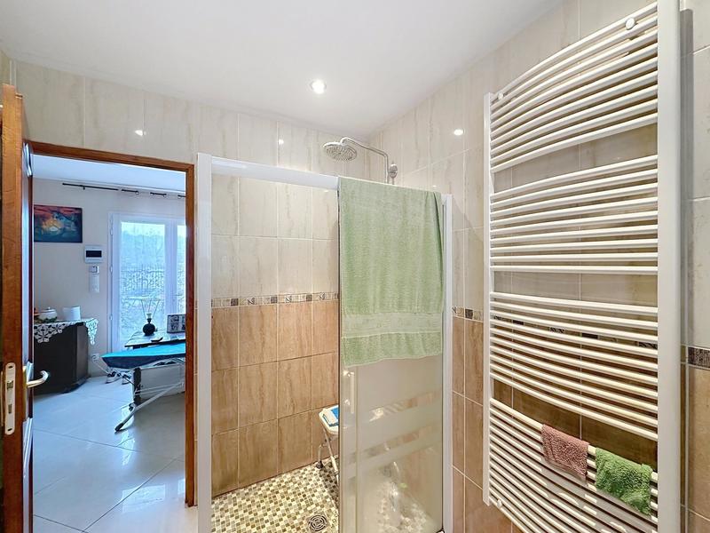 Maison - 214 m² - 8 pièces