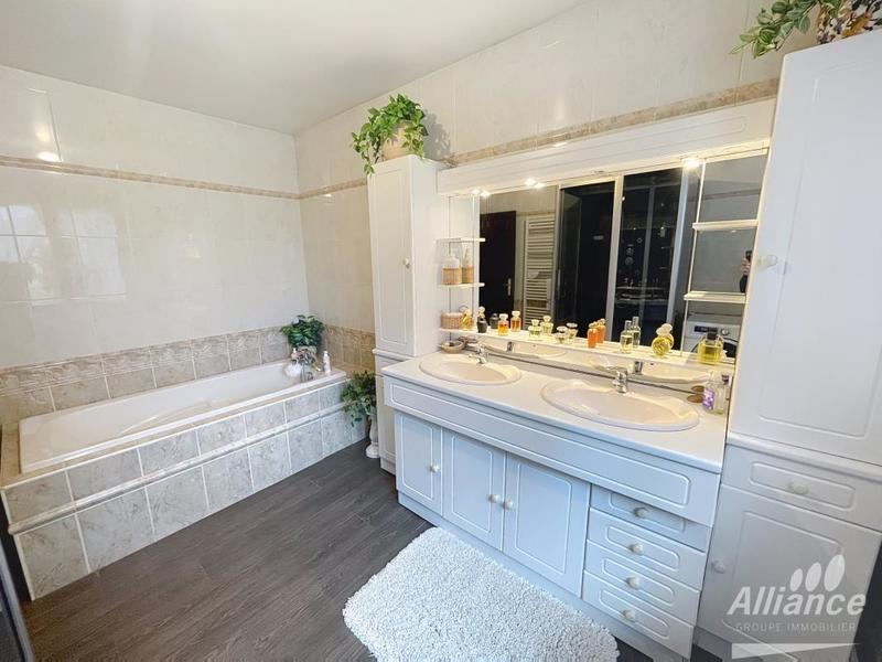 Maison - 206 m² - 7 pièces