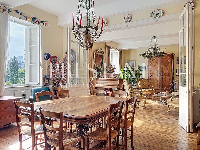 Maison - 280 m² - 9 pièces