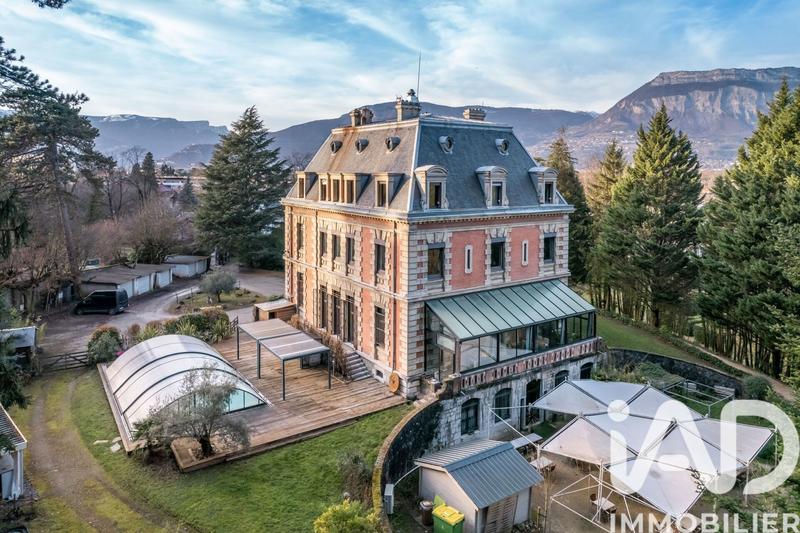 Maison - 980 m² - 35 pièces