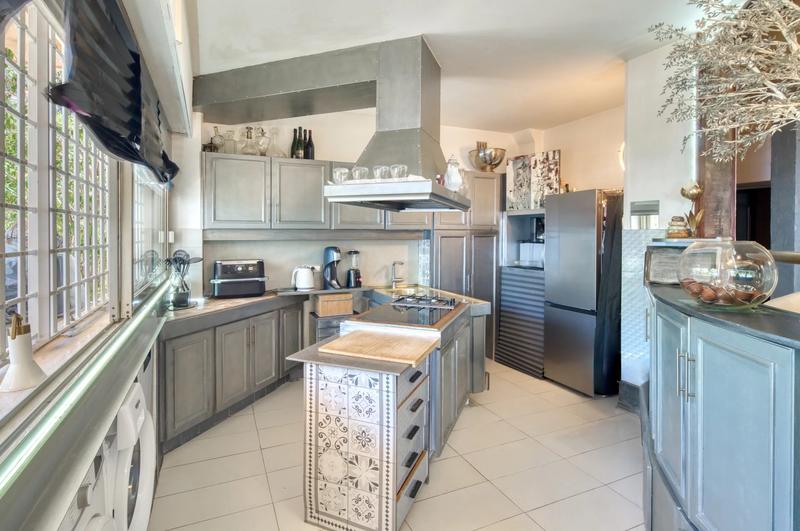 Villa - 347 m² - 9 pièces