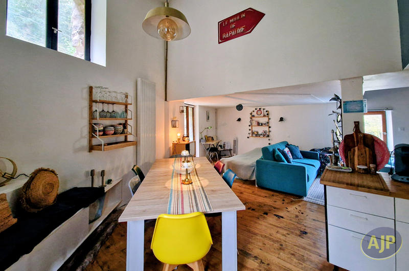 Maison - 235 m² - 9 pièces