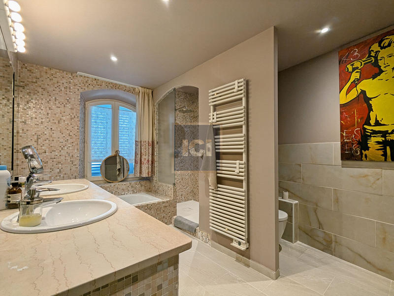 Villa - 279 m² - 8 pièces