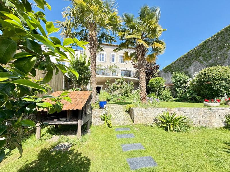 Maison - 209 m² - 9 pièces