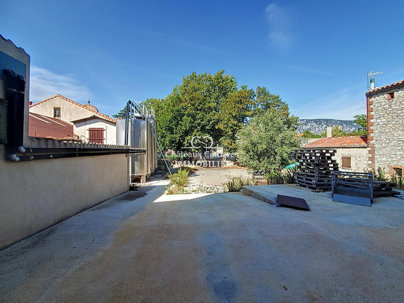 Local d'activités - 730 m²