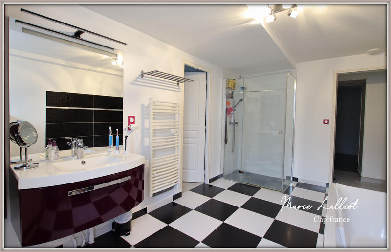 Maison - 360 m² - 10 pièces