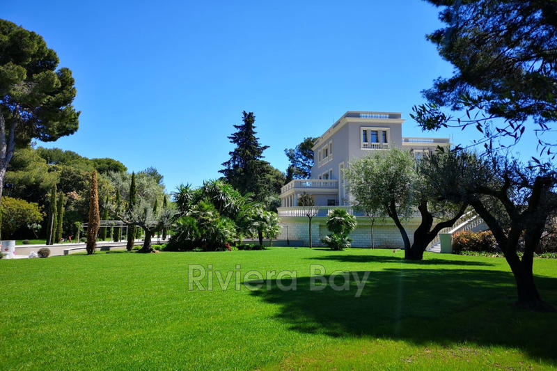 Propriété - 1 100 m² - 14 pièces