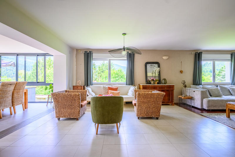 Maison - 250 m² - 7 pièces