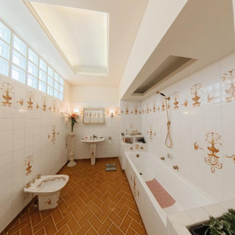 Maison - 325 m² - 11 pièces