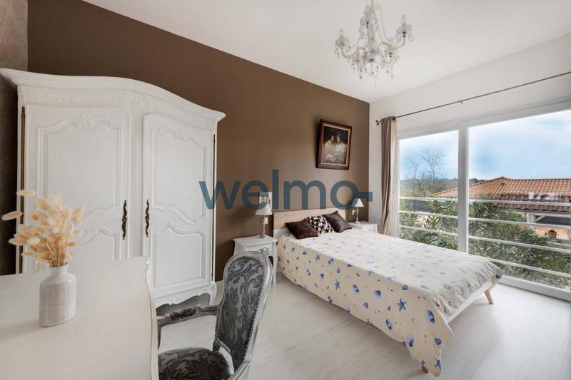 Maison - 300 m² - 14 pièces