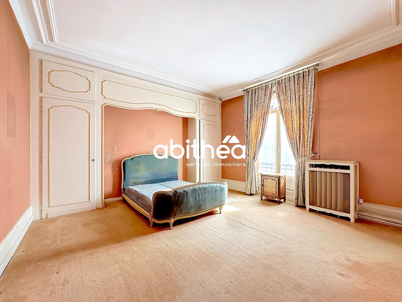 Maison - 328 m² - 10 pièces