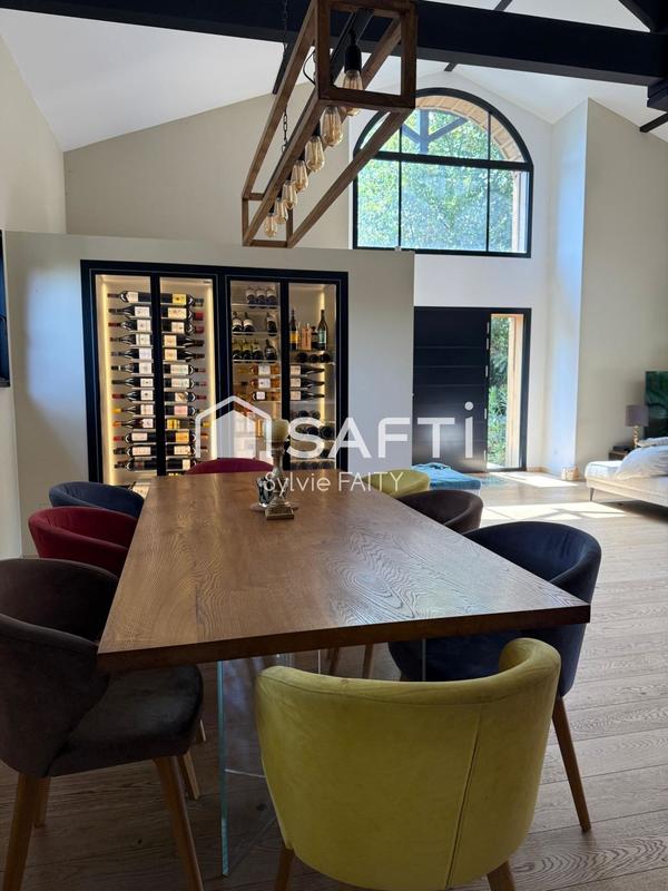 Maison - 310 m² - 8 pièces