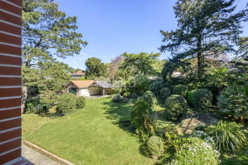 Maison - 245 m² - 9 pièces