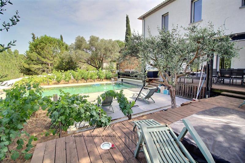 Demeure - 305 m² - 11 pièces