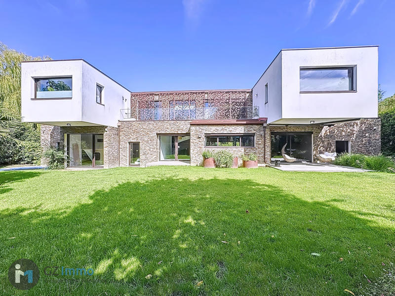 Maison - 942 m² - 9 pièces