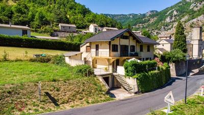 Propriété - 236 m² - 9 pièces