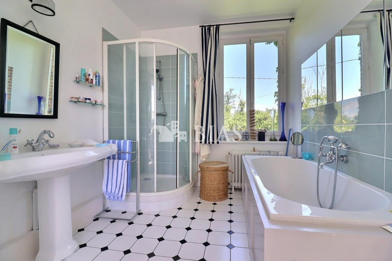 Maison - 210 m² - 7 pièces