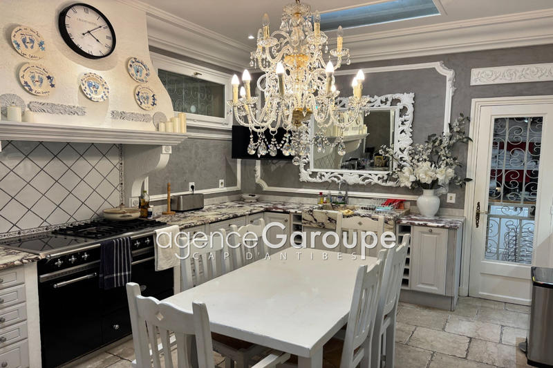 Maison - 300 m² - 8 pièces