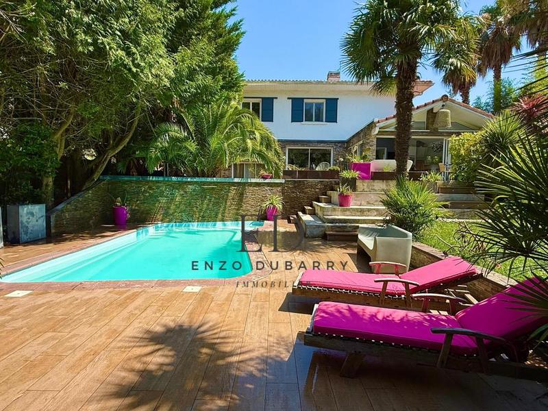 Maison - 301 m² - 9 pièces