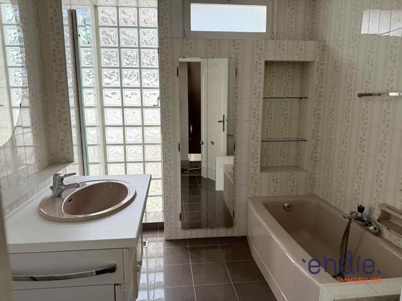 Maison - 273 m² - 6 pièces