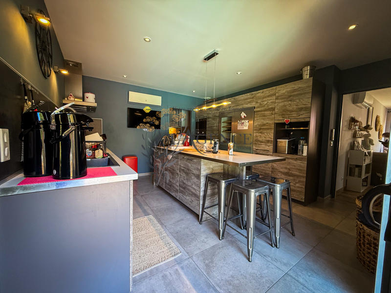 Maison - 215 m² - 8 pièces