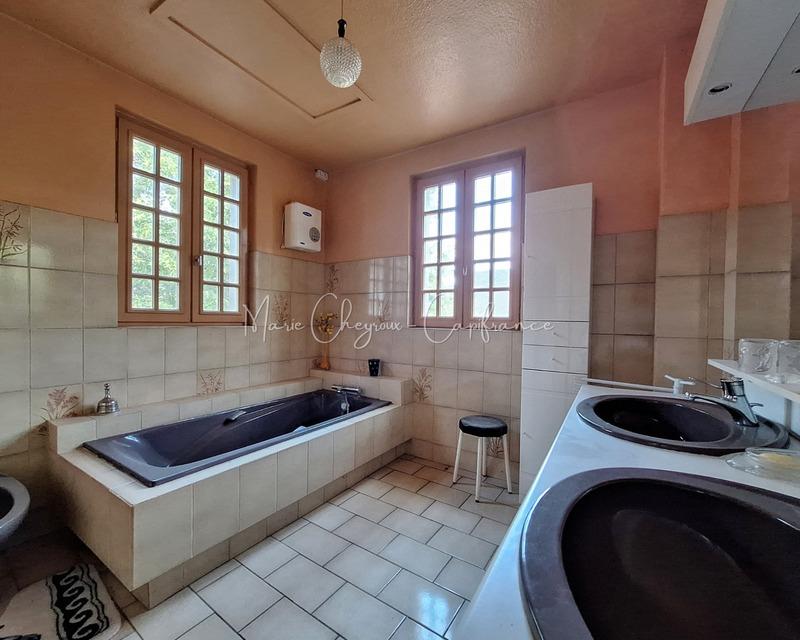 Maison - 222 m² - 8 pièces