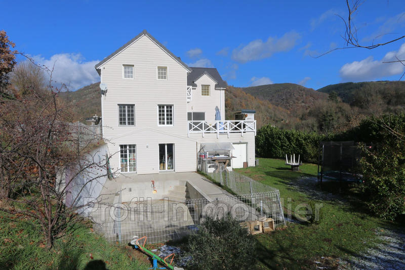 Maison - 235 m² - 8 pièces