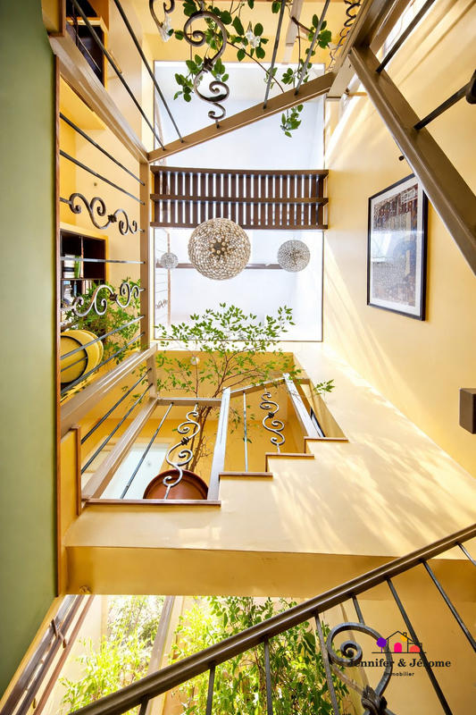 Maison - 267 m² - 9 pièces